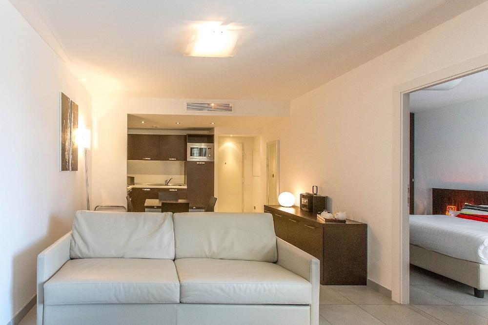 Hotel Royal - Luxury Hotel, Residence, & 4*